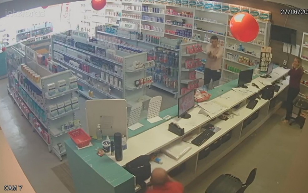 Vídeo mostra quando homem invade farmácia e mata idoso a tiros em Goiânia, Goiás — Foto: Reprodução/TV Anhanguera