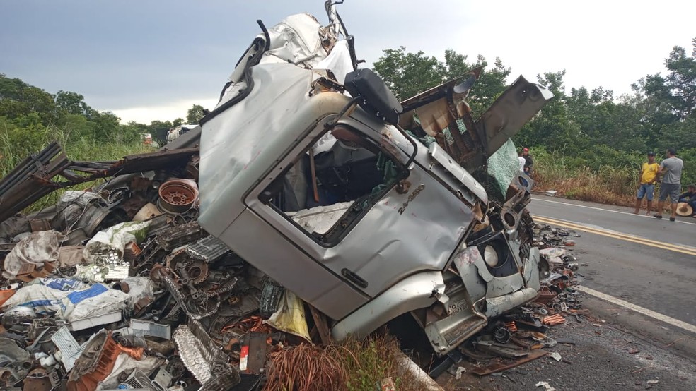 Cabine do caminhão ficou destruída — Foto: Bombeiros/Divulgação