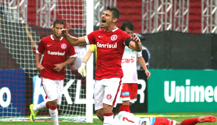 EXCLUSIVO: Alex, do Internacional, entra na mira do Mengão para 2016