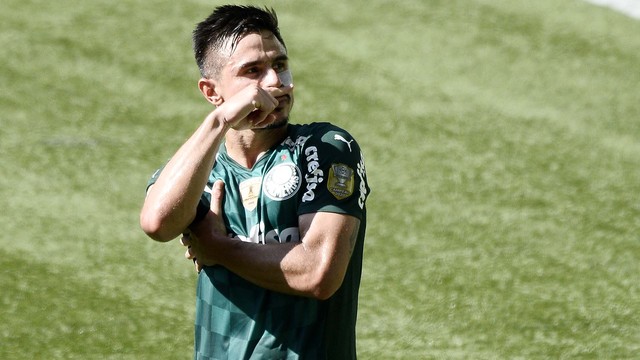 Willian faz pose ao comemorar gol do Palmeiras contra o América-MG