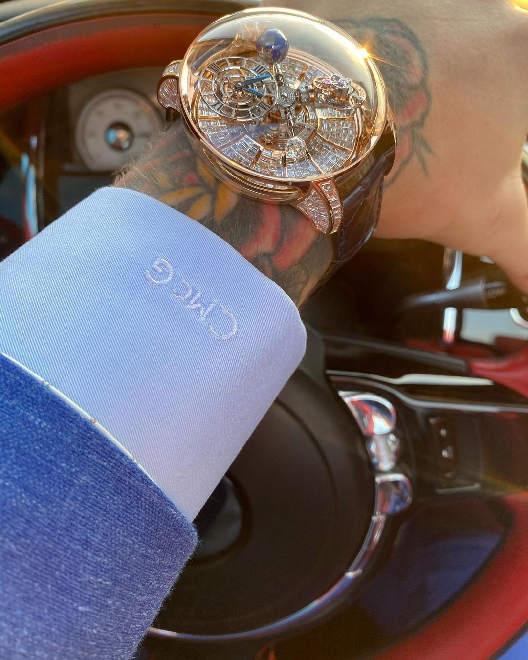 Incrustado de diamantes, novo relógio de Conor McGregor custa 1 milhão de dólares (Foto: Reprodução/Instagram)