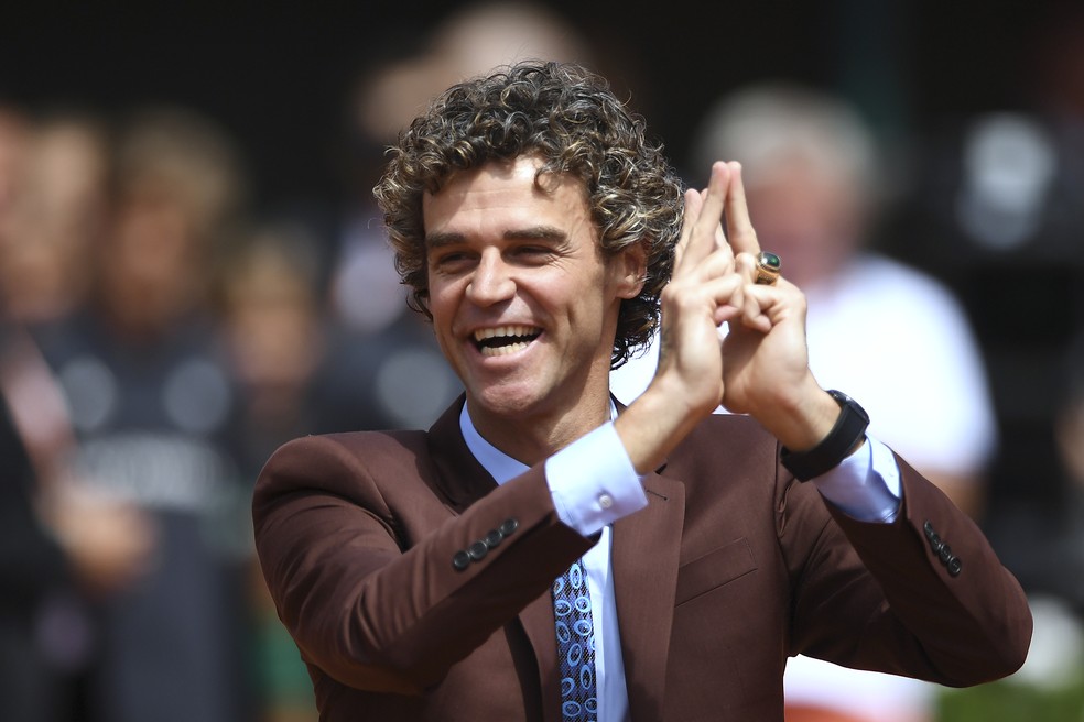 Gustavo Kuerten é homenageado em Roland Garros (Foto: Eric FEFERBERG / AFP)