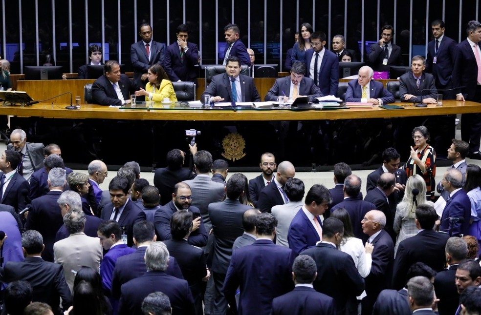 Deputados e senadores reunidos no plenário do Congresso durante a sessão desta terça-feira (3) — Foto: Luis Macedo/Câmara dos Deputados