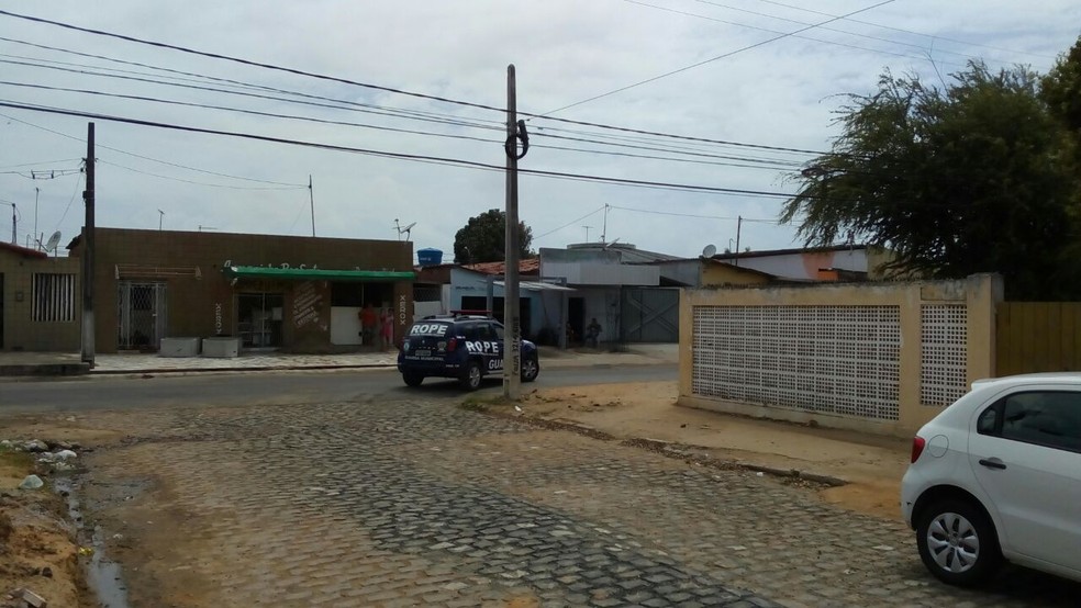 Guarda Municipal fez ronda em frente à Escola Estadual Crisan Siminéa, em Natal (Foto: Julianne Barreto/Inter TV Cabug)