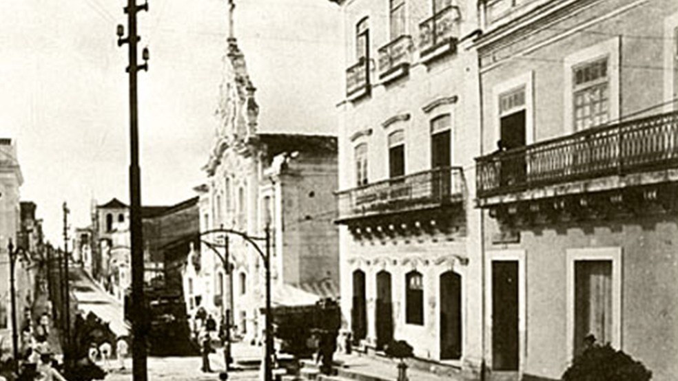 Igreja do Ros&aacute;rio dos Pretos (ao centro) foi demolida para constru&ccedil;&atilde;o de pra&ccedil;a em Jo&atilde;o Pessoa (Foto: Divulga&ccedil;&atilde;o/Arquivo Walfredo Rodrigues )