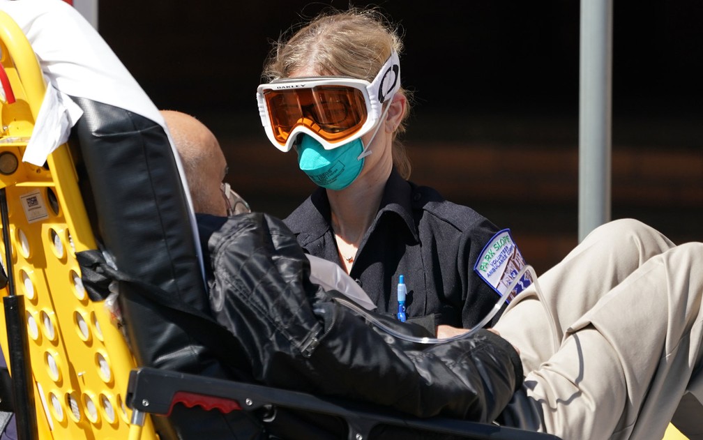 Equipe de emergência recebe paciente no Wyckoff Hospital, no Brooklyn, em Nova York, na segunda-feira (6) — Foto: Bryan R. Smith/AFP 