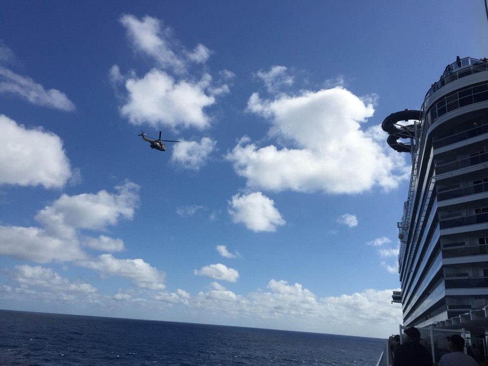 Gravida é retirada do navio para dar a luz na Espanha — Foto: G1 Santos