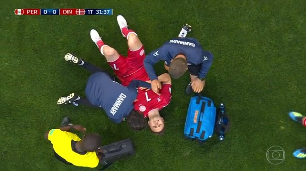 Kvist Ã© atendido em campo durante jogo contra o Peru (Foto: reproduÃ§Ã£o)