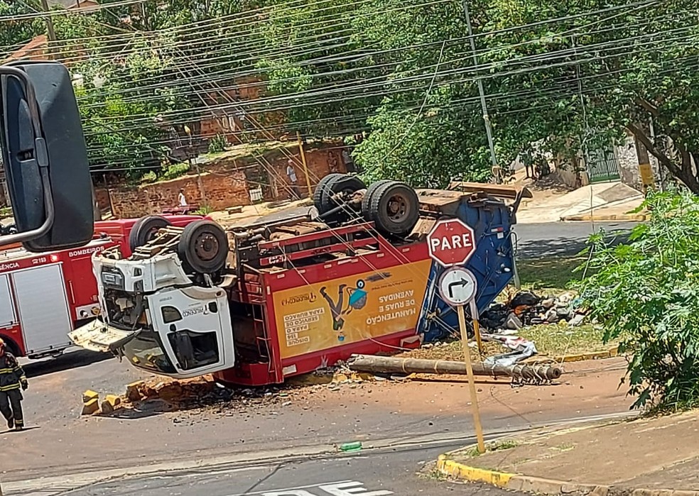 Caminhão da Prudenco tombou na Rua Abílio Nascimento com a Avenida Juscelino Kubitschek — Foto: Murilo de Oliveira/Cedida