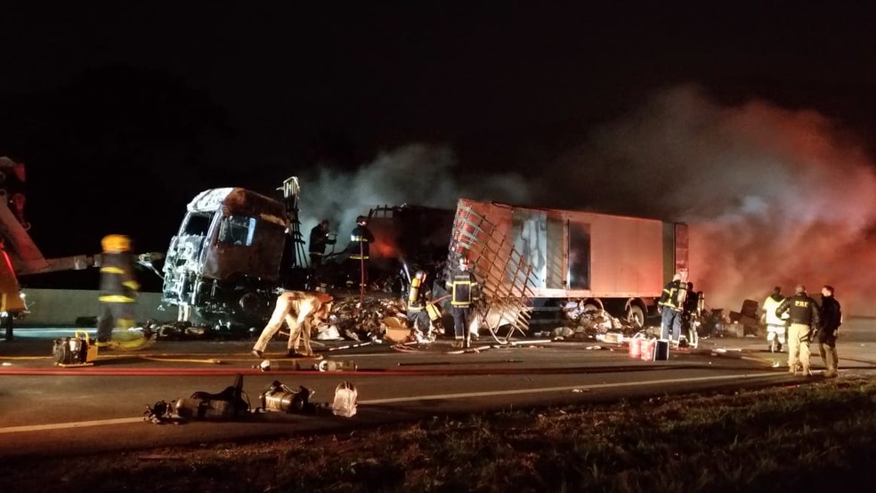 Segundo os bombeiros, combate ao fogo durou três horas durante a madrugada desta quarta-feira. — Foto: Tony Mattoso/RPC