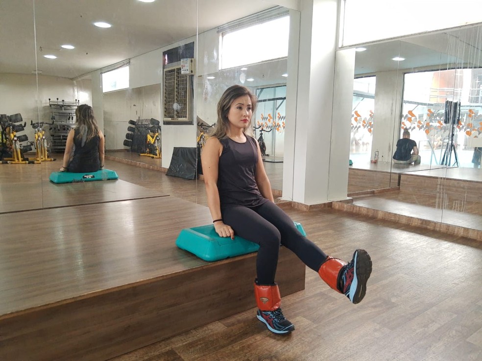 Flexão de quadril sentada com um joelho estendido e o outro flexionado — Foto: Divulgação/Marcelo Miranda