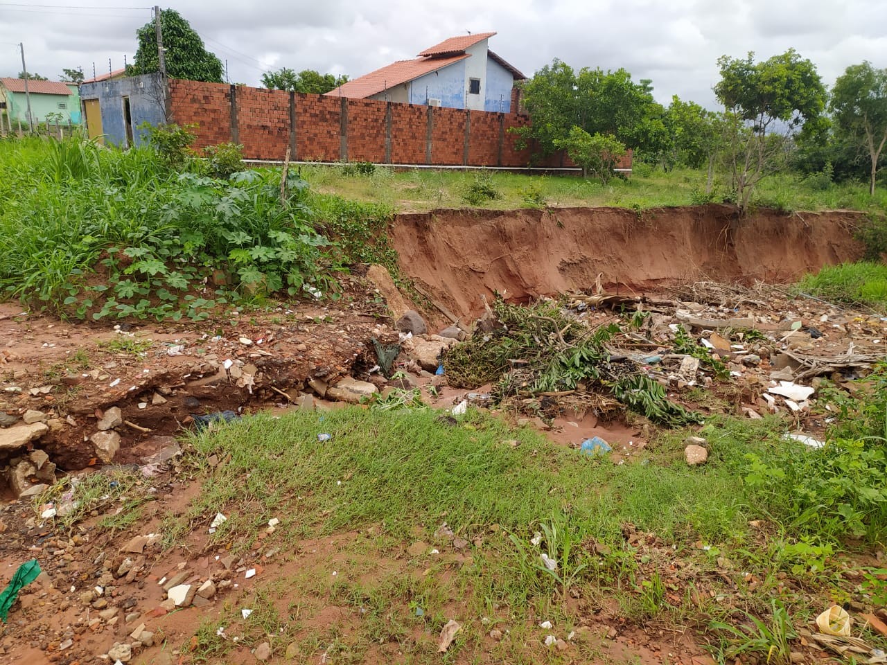 Fortes chuvas formam crateras em ruas de Santarém