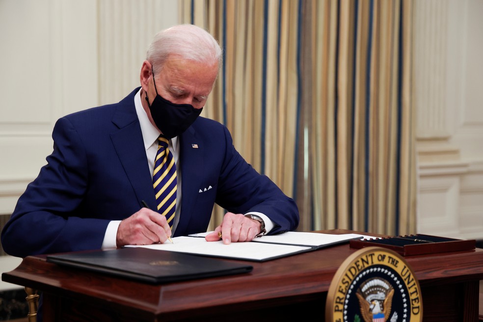 Joe Biden assina ordens executivas para a economia nesta sexta-feira — Foto: Reuters