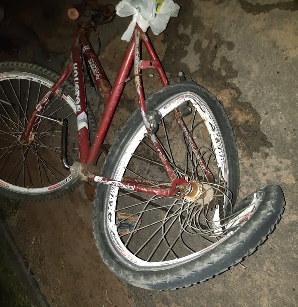 Bicicleta ficou na pista após atropelamento — Foto: Reprodução