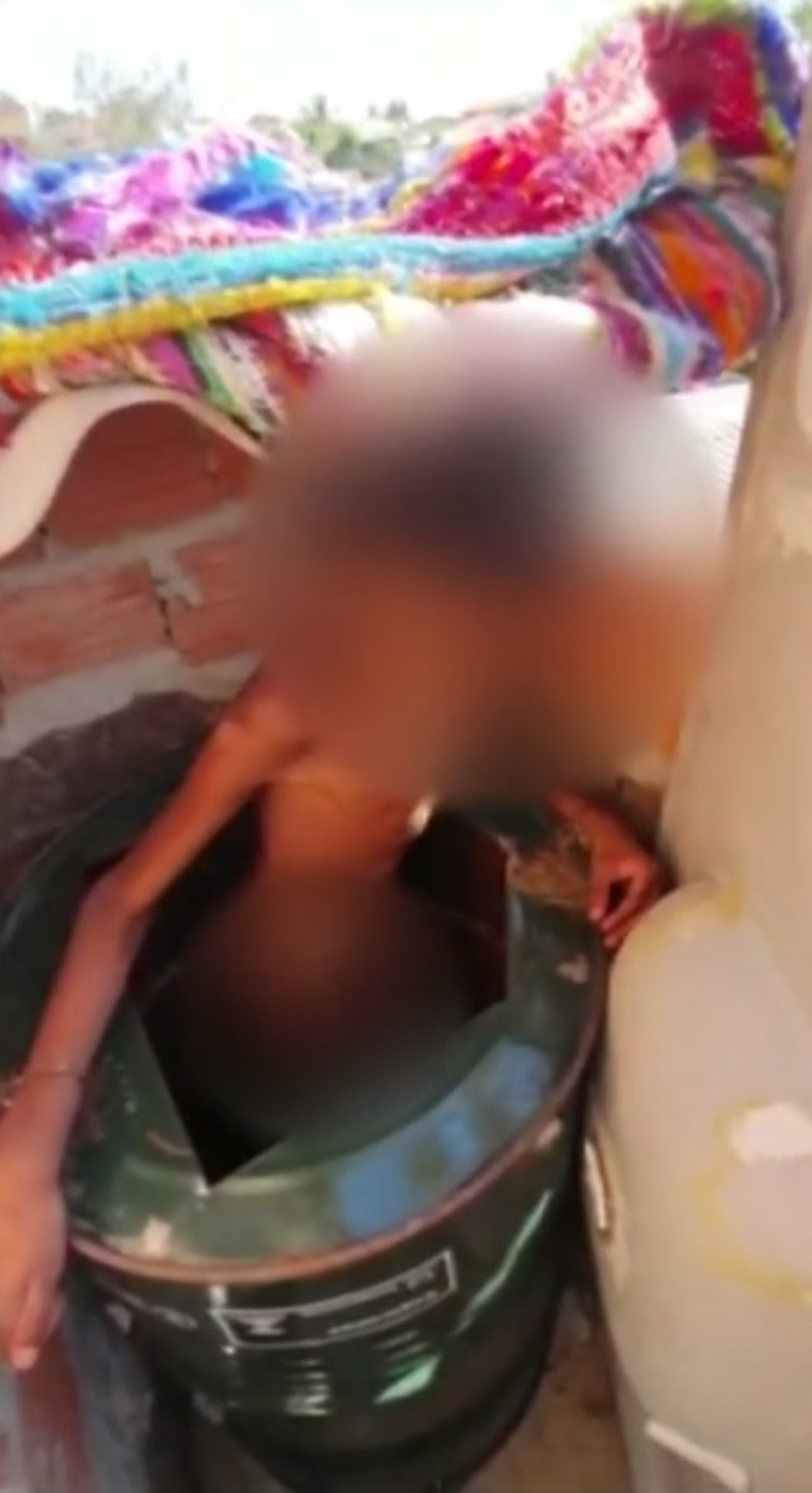 Criança era mantida amarrada em barril pelo pai em Campinas — Foto: Reprodução/Rede Globo