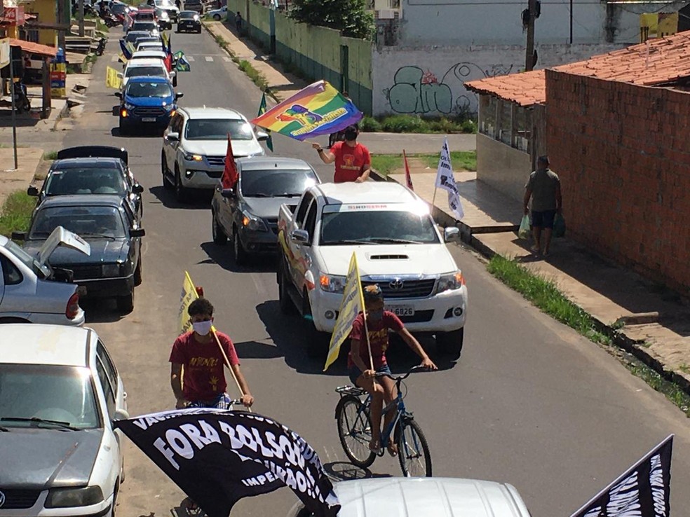 Manifestantes fazem carreata contra Bolsonaro e pedem manutenção do auxílio emergencial em Teresina — Foto: Unidade Popular/ Divulgação