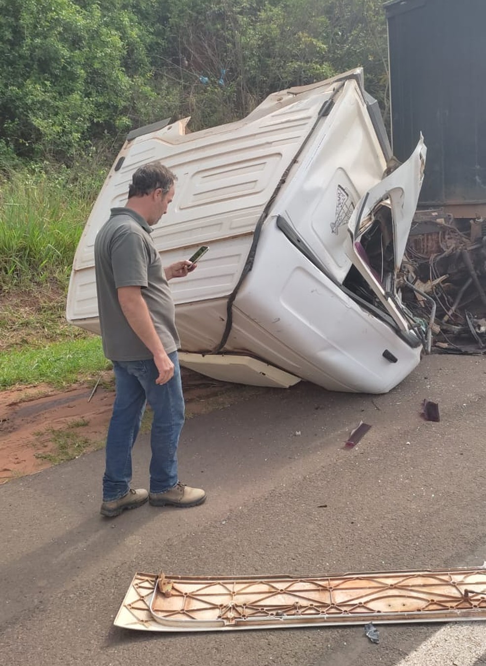 Colisão entre caminhão e caminhonete é registrada na SP-294, em Parapuã (SP) — Foto: Redes sociais