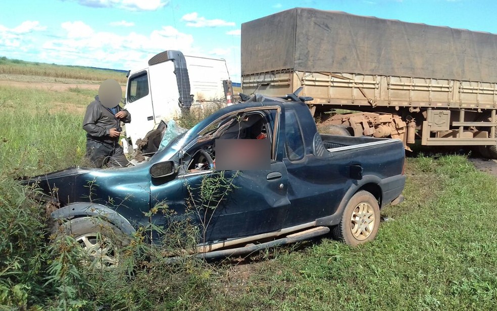 Picape invadiu pista, atingiu carreta e casal morreu na MT-242, regiÃ£o de RibeirÃ£o Cascalheira 893 km de CuiabÃ¡ (Foto: DivulgaÃ§Ã£o)