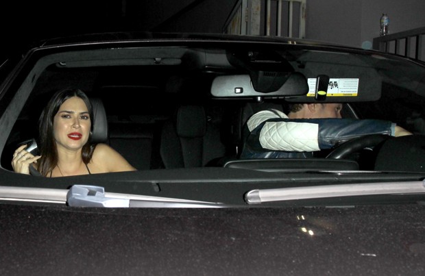 Thaila Ayala no carro com Orlando Bloom (Foto: AKM Gsi Brasil)