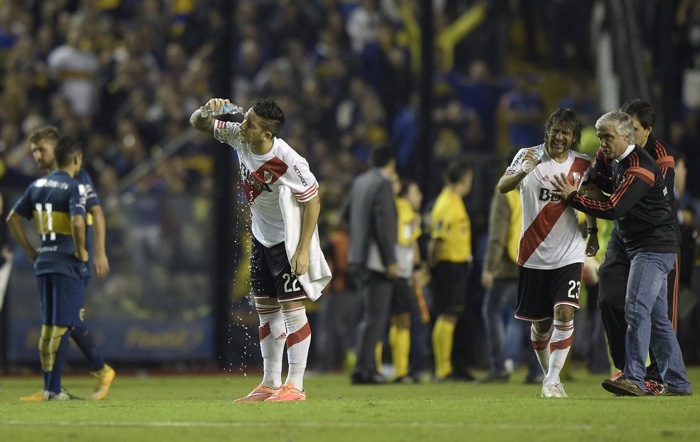 Jogadores do River tentam amenizar os efeitos do gás de pimenta (Foto: AFP)