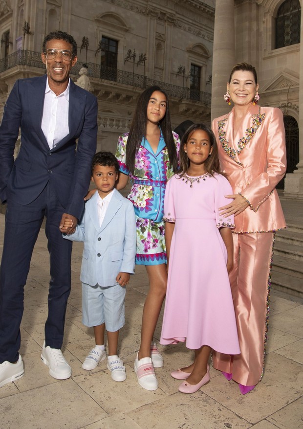 Chris Ivery, Ellen Pompeo e os filhos Eli Christopher, 5, e as filhas Sienna May, 7, e Stella Luna, 12 (Foto: Divulgação/ Dolce&Gabbana)