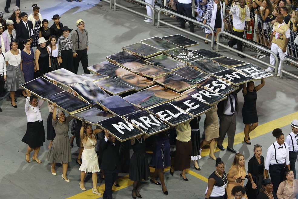 Integrantes da Vai-Vai formam rosto de Marielle Franco em mosaico — Foto: Ardilhes Moreira/G1