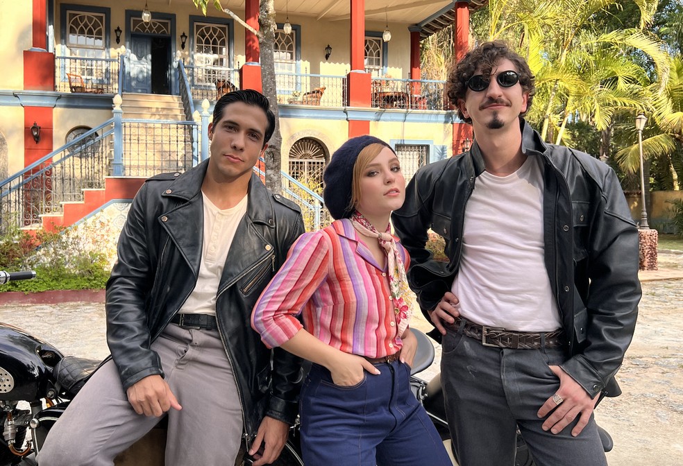 Larissa Manoela, Rafael Gualandi e Johnny Massaro nos bastidores de 'Além da Ilusão' — Foto: Arquivo Pessoal