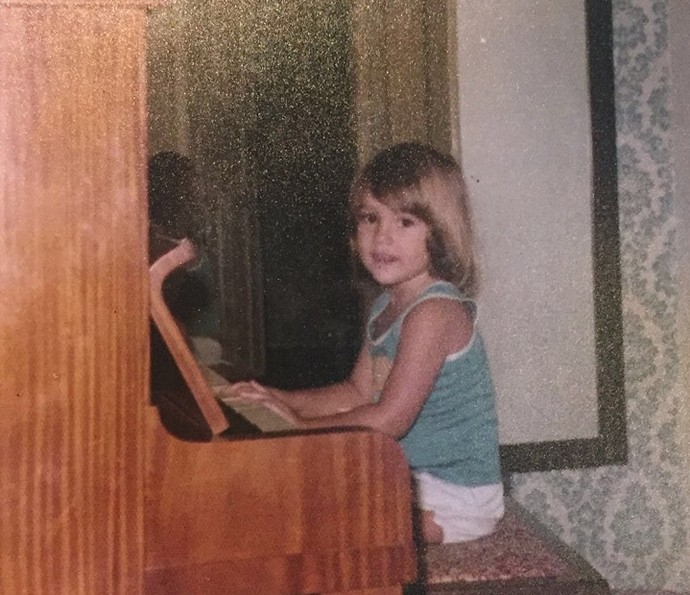 Flávia Alessandra tocando piano na infância (Foto: Arquivo Pessoal)
