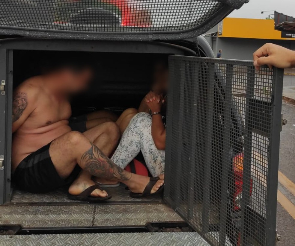 Presos estão sendo levados para Denar, em Campo Grande (MS) — Foto: Polícia Civil/Divulgação