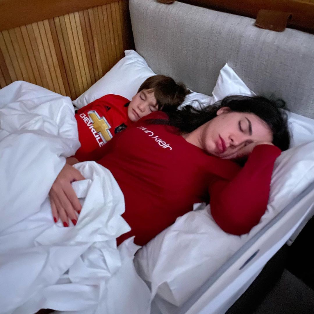 Adriana Sant'Anna dorme tranquilamente com o filho, Rodrigo (Foto: Reprodução/Instagram)