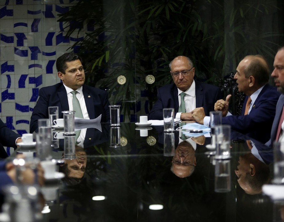 Negociação com o Congresso: Geraldo Alckmin, vice-presidente eleito, com o relator do Orçamento, Marcelo Castro (D), e o senador Davi Alcolumbre (E): PEC deve ser apresentada na segunda