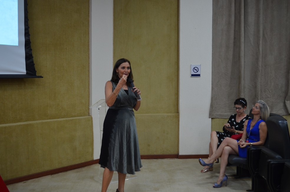 Jornalista Cristina Serra em palestra, em Porto Velho (Foto: Jonatas Boni/G1)