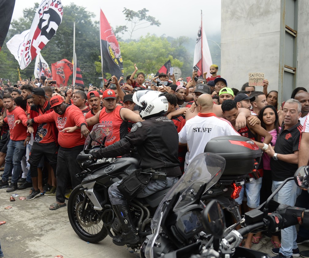 Torcida do Flamengo na porta do Ninho — Foto: André Durão / GloboEsporte.com