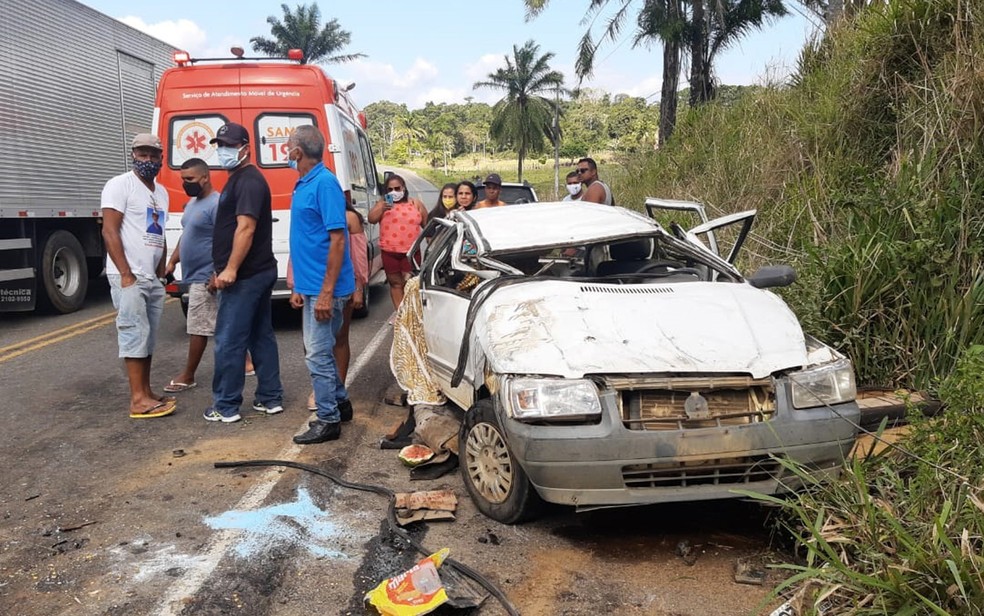 Carro capota e deixa morto e feridos na BR-330. — Foto: Giro Ipiaú / Divulgação