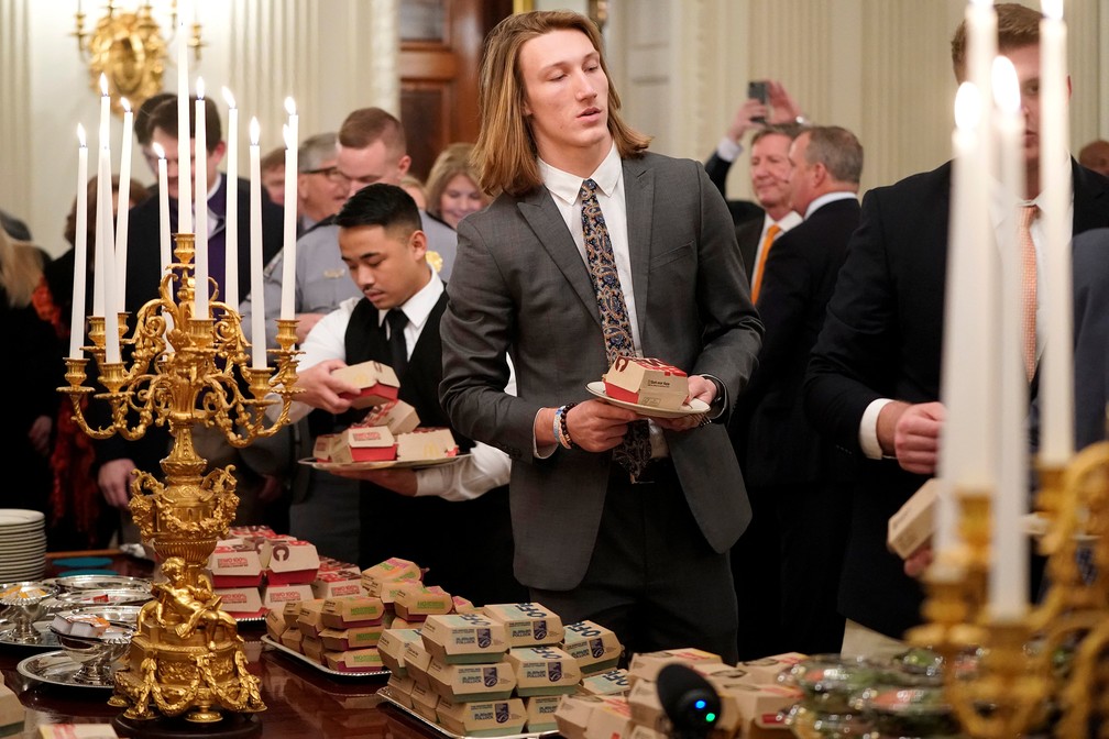 Trevor Lawrence, do time de futebol americano Clemson, participa de jantar na Casa Branca em que foi servido fast food — Foto: Joshua Roberts/Reuters
