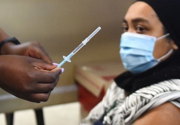 O presidente da África do Sul pediu a todos que tomem vacina contra a covid (Foto: GETTY IMAGES via BBC Brasil)