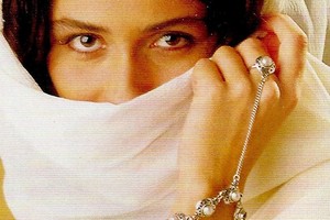 O Clone: Giovanna Antonelli como Jade usando o anel com pulseira, em 2001