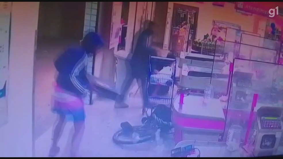 Supermercado é alvo de arrastão de criminosos em Santos, no litoral de São Paulo — Foto: Reprodução g1