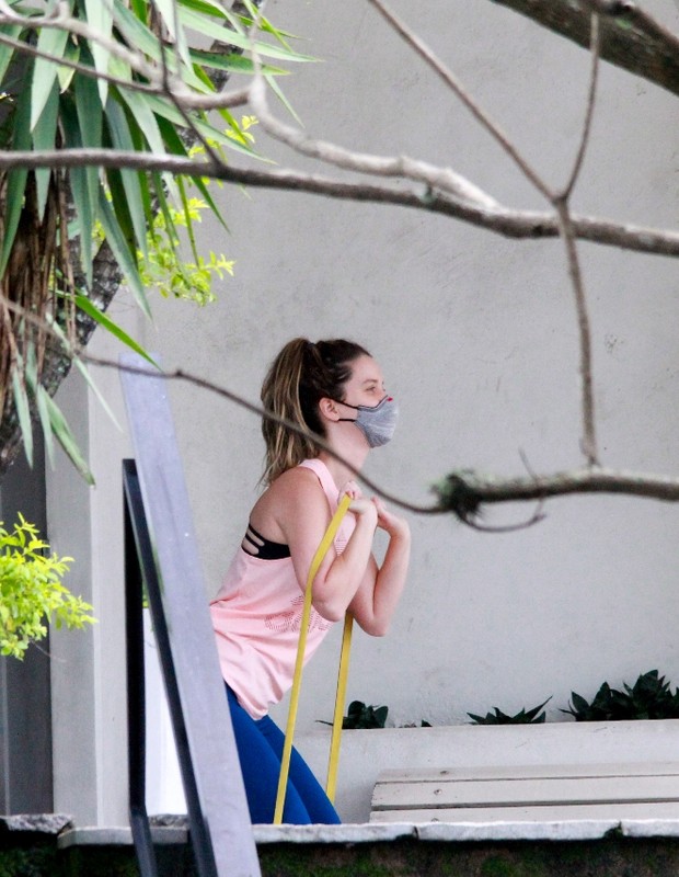 Nathalia Dill usa faixa elástica para exercícios de condicionamento físico (Foto: J/AgNews)