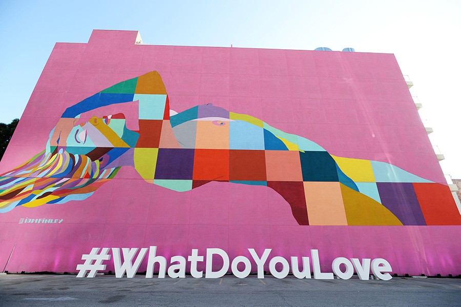 Street art e o letreiro com a hashtag da nova coleção: #WhatDoYouLove 