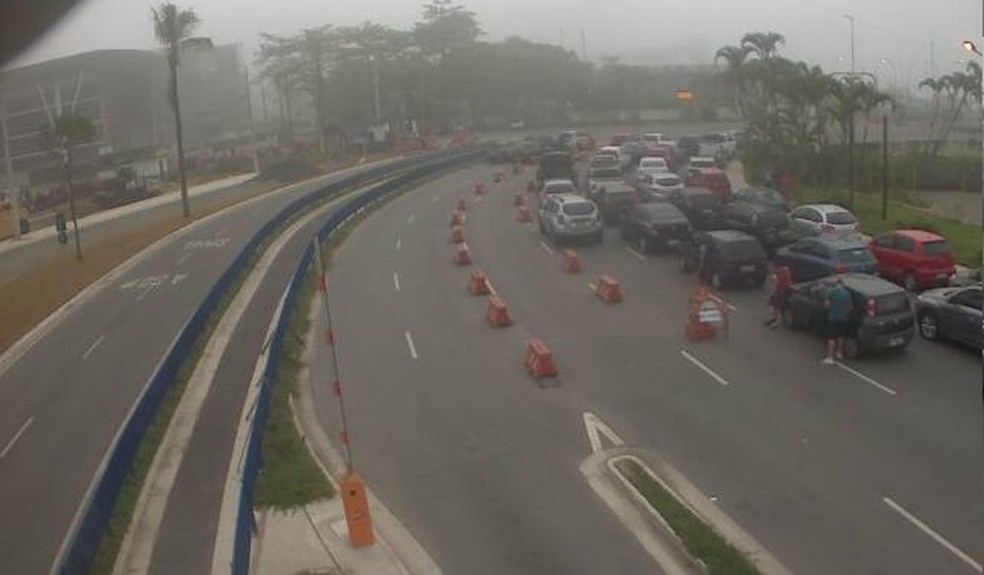 Travessia de balsas entre Santos e Guaruj&aacute; foi interrompida pela manh&atilde; deste domingo (19). &mdash; Foto: Reprodu&ccedil;&atilde;o/Dersa