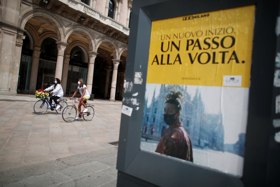 Mulheres utilizando máscaras andam de bicicleta neste sábado (16) em Milão, na Itália, durante o surto da doença por coronavírus (COVID-19)  — Foto: Alessandro Garofalo/Reuters