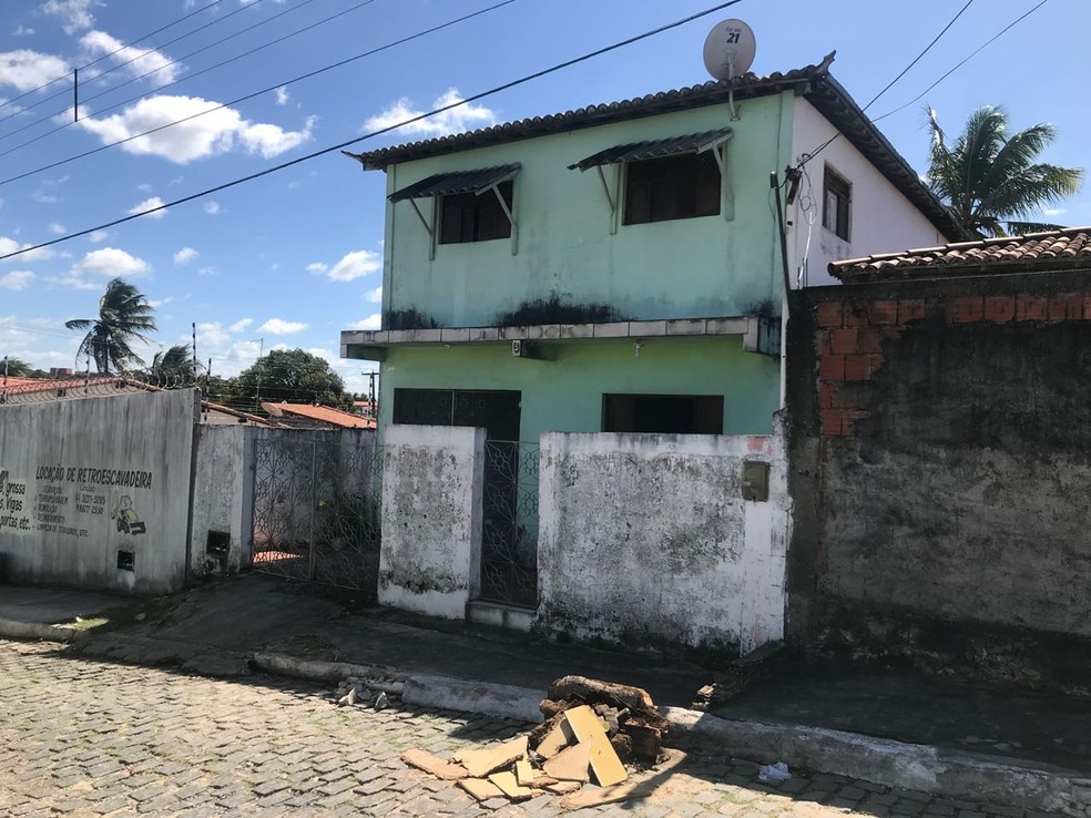 Troca de tiros aconteceu dentro da casa em que morava o suspeito, em MacaÃ­ba (Foto: Clayton Carvalho/Inter TV Cabugi)