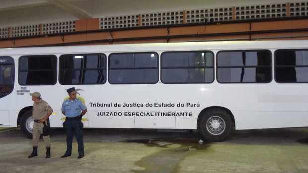 Ônibus do TJE-PA que serviu como Juizado Especial móvel (Foto: Gustavo Pêna)