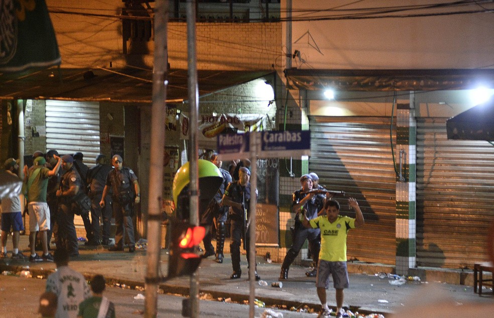 AÃ§Ã£o da PM marca fim da festa da torcida do Palmeiras fora da arena â€” Foto: Marcos Ribolli