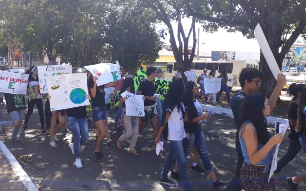 LUZIÂNIA, 12H: Manifestantes se reúnem na centro nesta quinta-feira (30) — Foto: Nayara Santos/TV Anhanguera