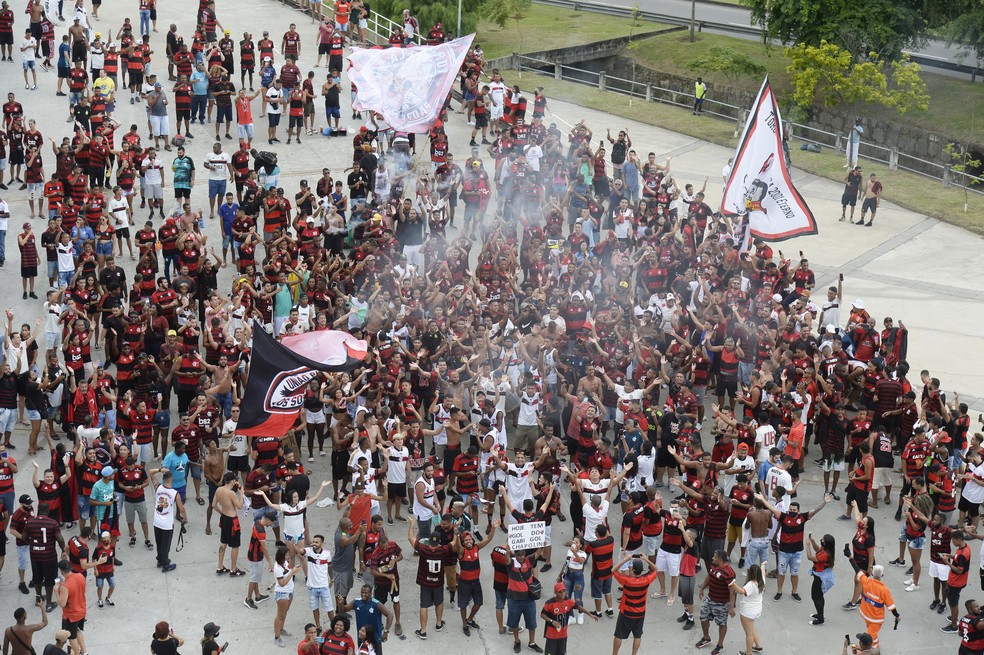 Torcedores do Flamengo se aglomeram no entorno do Maracan&atilde; &mdash; Foto: Andr&eacute; Dur&atilde;o