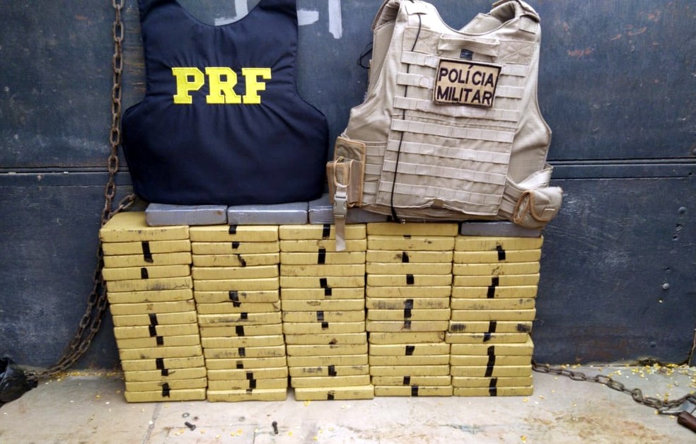 Cocaína estava em fundo falso de carreta em Videira, SC. — Foto: PRF-SC/Divulgação