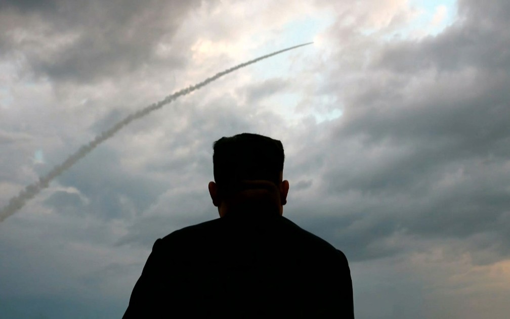 Imagem retirada da emissora norte-coreana KCTV mostra o líder do país, Kim Jong-un, observando lançamento de um míssil balístico, na manhã de quarta-feira (31) — Foto: Handout/KCTV/AFP