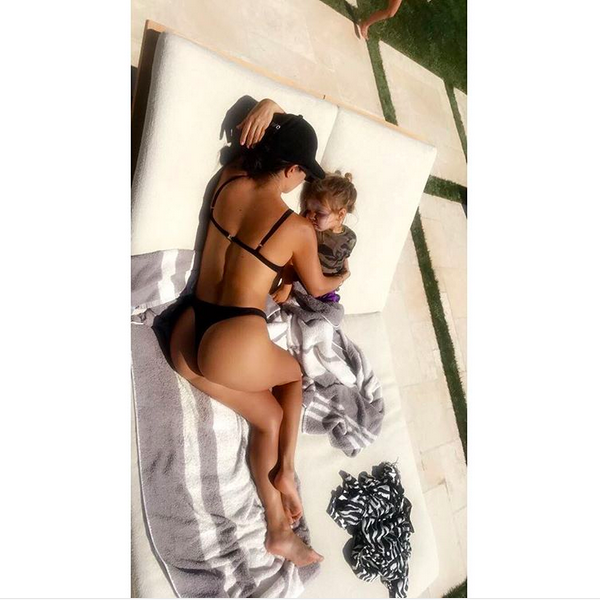 A socialite Kourtney Kardashian com seu filho mais novo (Foto: Instagram)